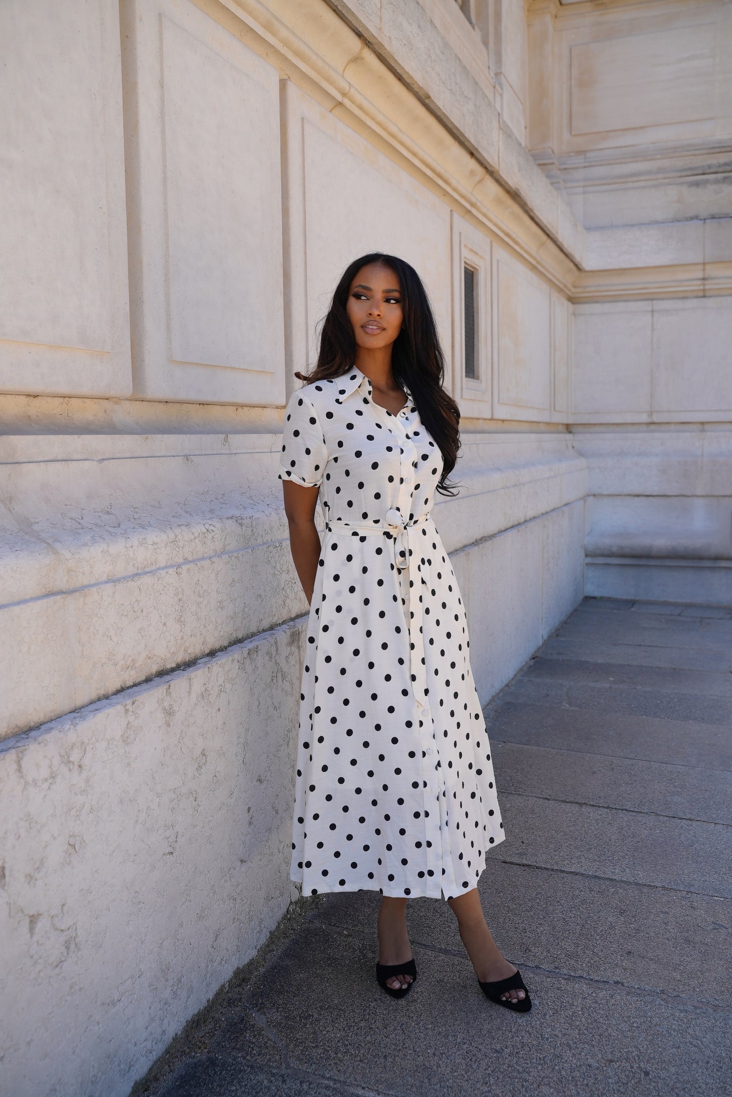 Robe à pois avec ceinture