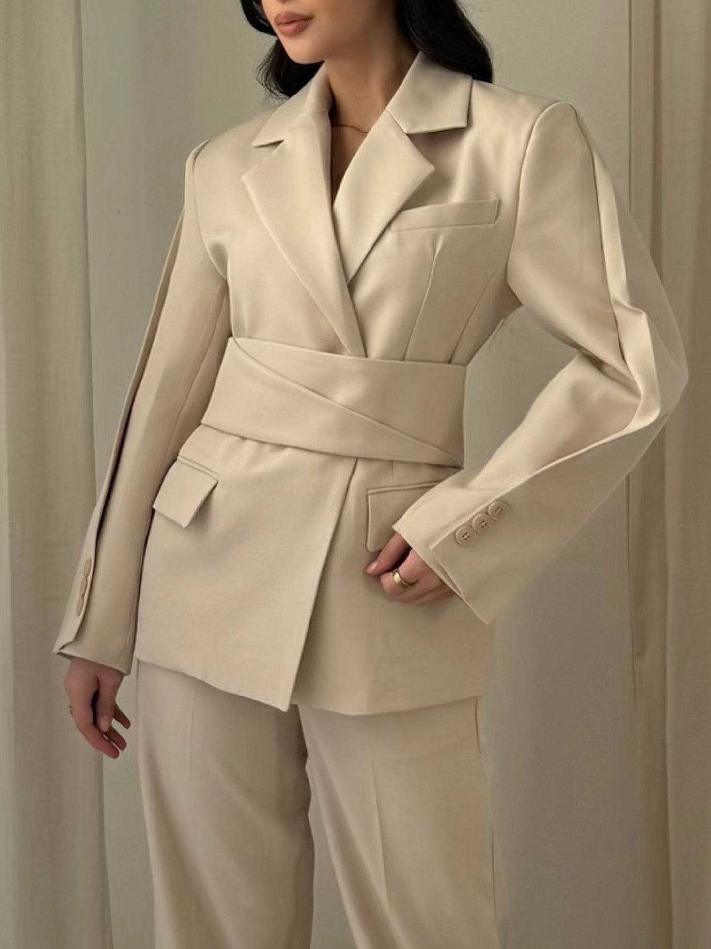 Blazer asymétrique à ceinture [Beige]