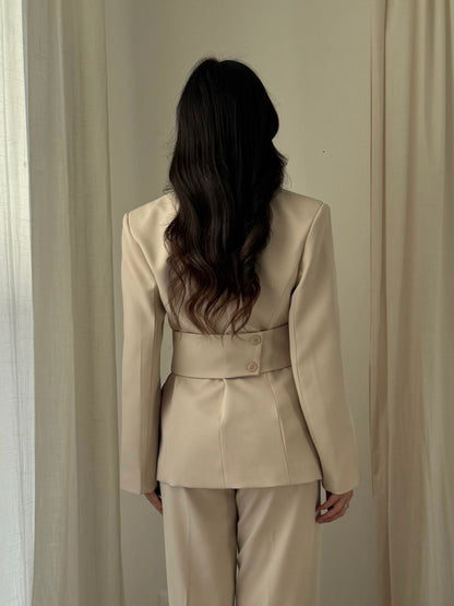 Blazer asymétrique à ceinture [Beige]