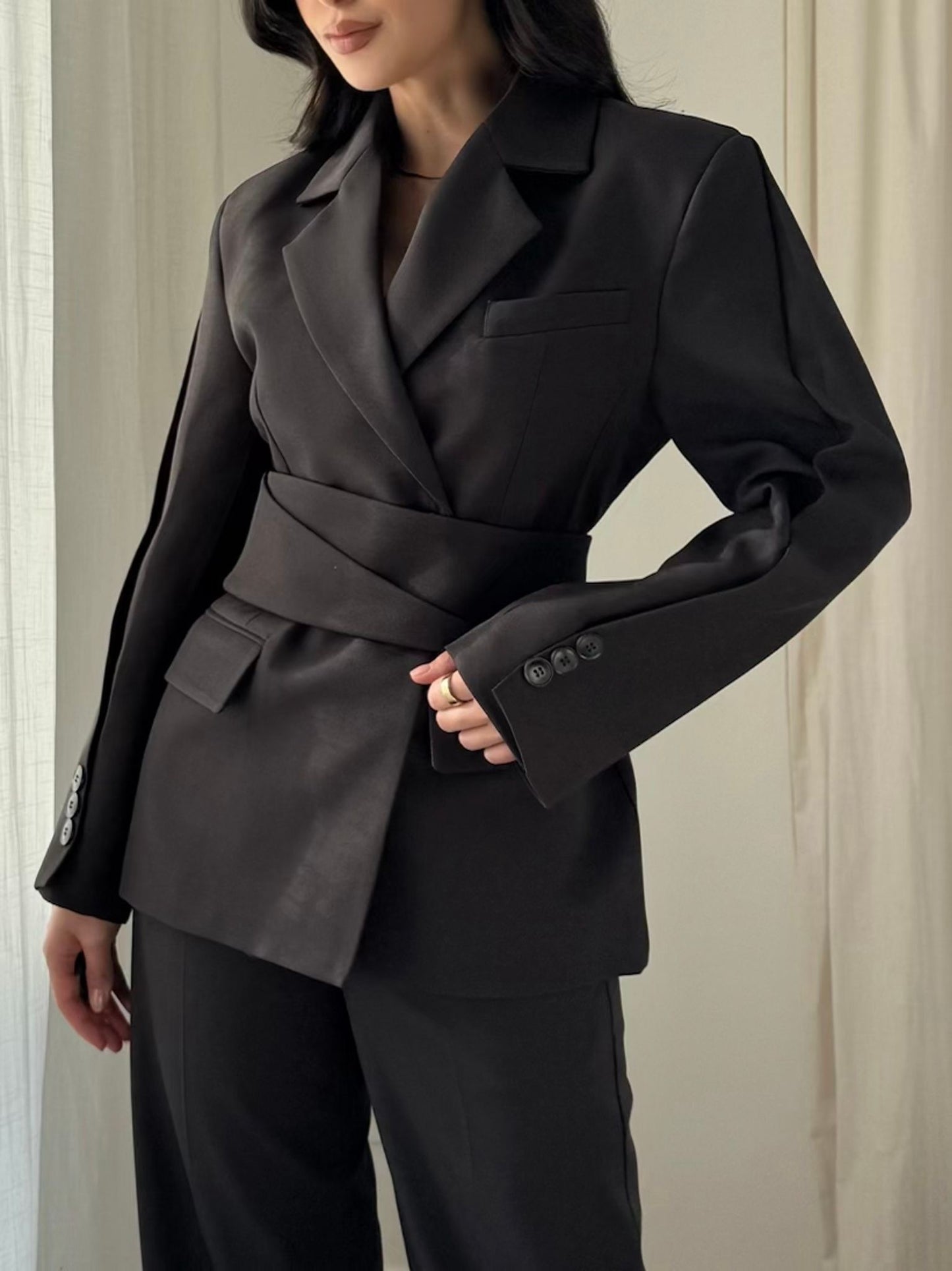 Blazer asymétrique à ceinture [Noir]