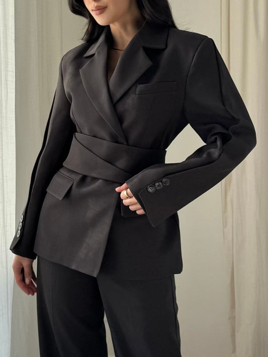 Blazer asymétrique à ceinture [Noir]