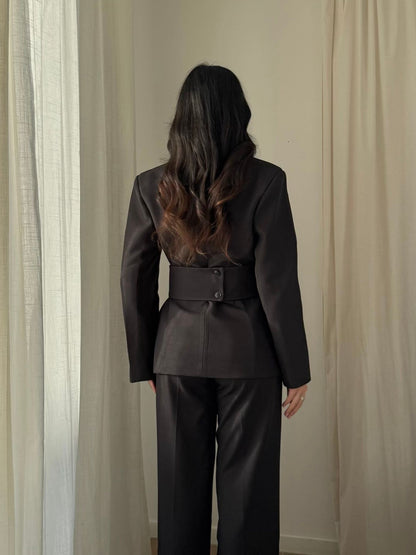 Blazer asymétrique à ceinture [Noir]